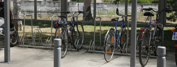 Installation de deux abris à vélos sur le campus 3