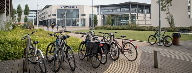 Remplacement des anciens supports pour vélos avec antivols intégrés sur le campus 2