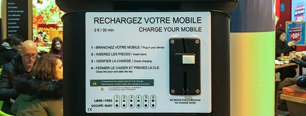 Installation de casiers de recharge de téléphone